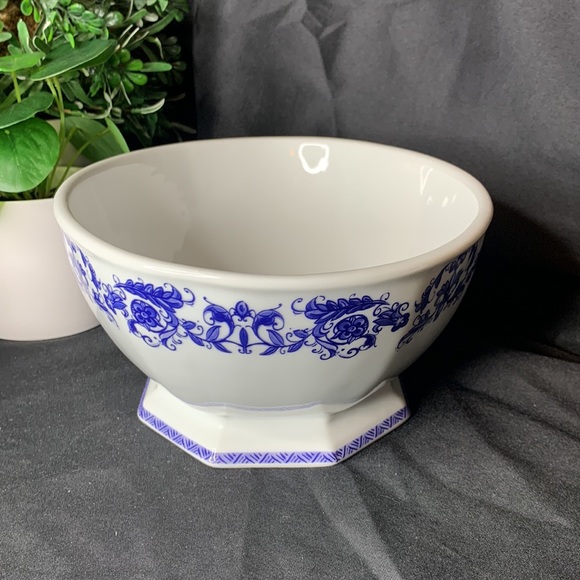 Beautiful blue & white Portifino dish by Nanette Vacher for Ambiance Collection - Picture 9 of 11